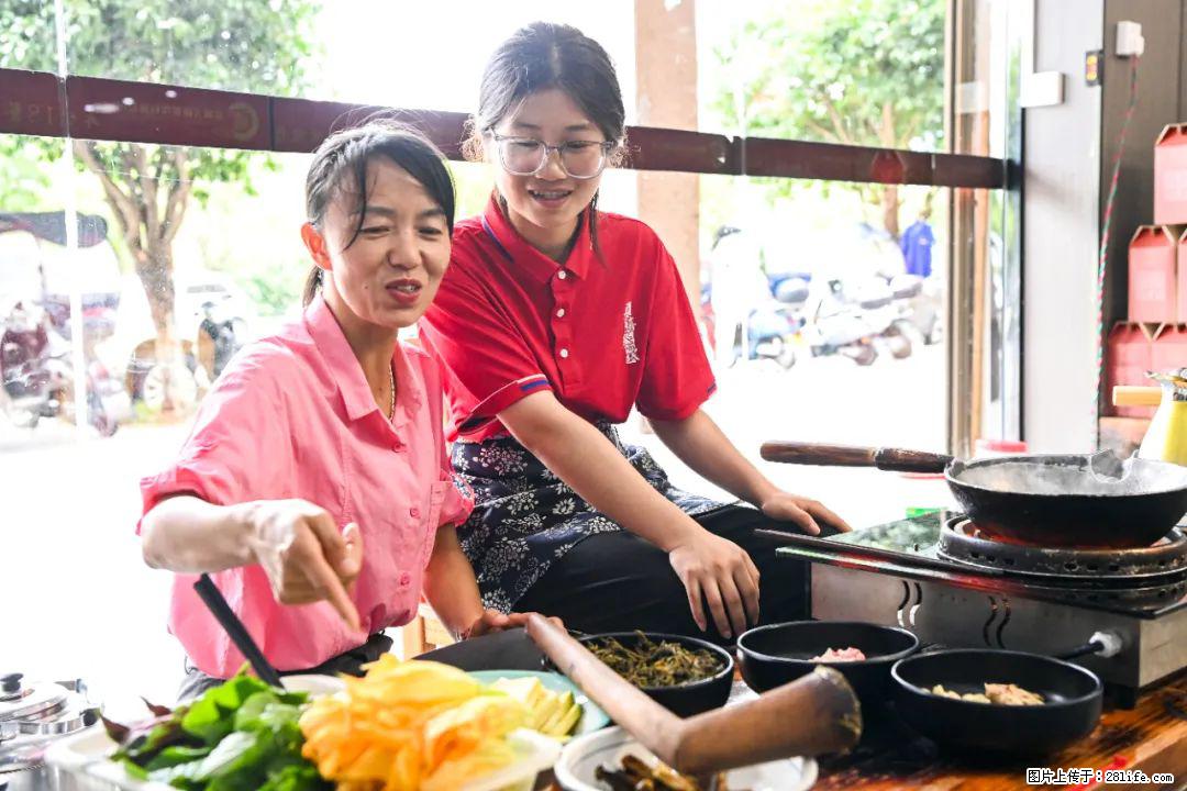 全网追的“扁担女孩”，找了一份暑假工，时薪12元 - 自贡生活资讯 - 自贡28生活网 zg.28life.net