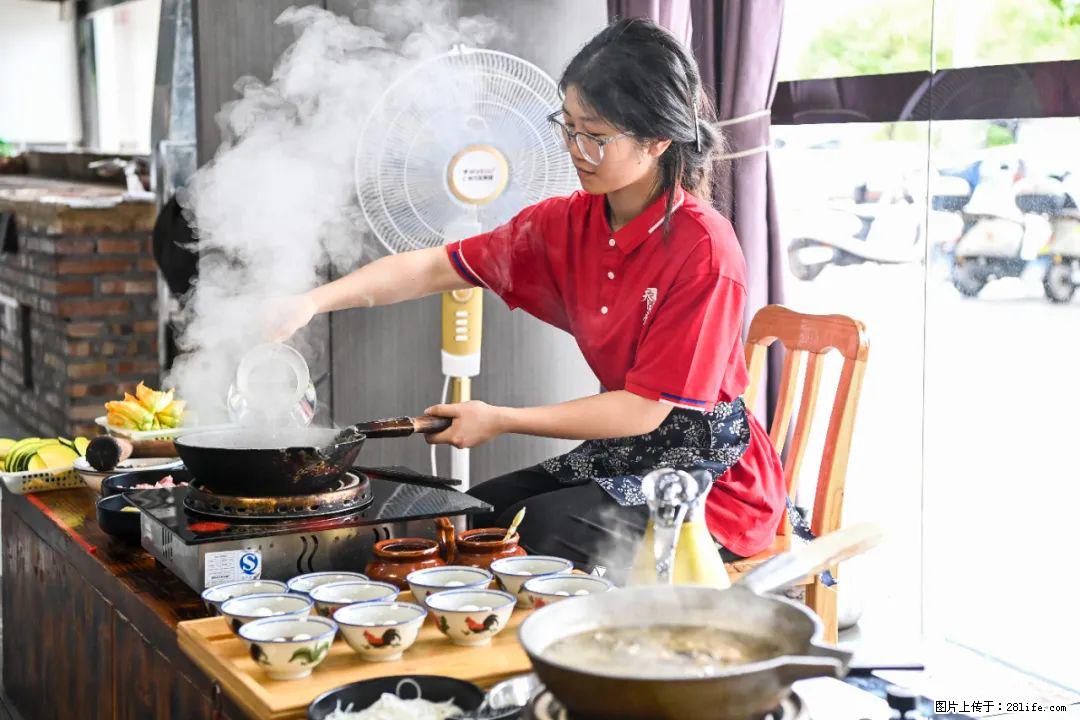 全网追的“扁担女孩”，找了一份暑假工，时薪12元 - 自贡生活资讯 - 自贡28生活网 zg.28life.net